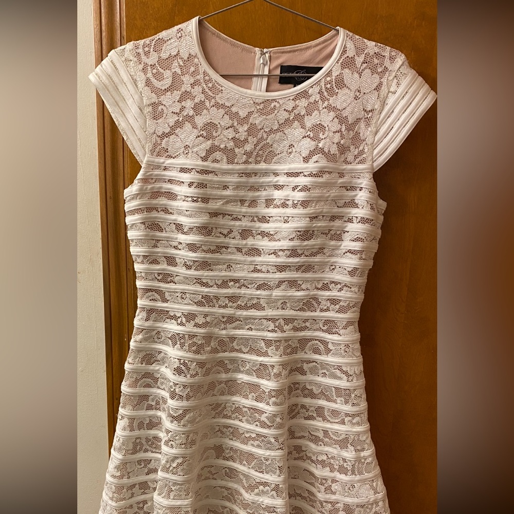 H89:  New High Quality ribbing lace over nude Betsy A Line zip back dress 10P